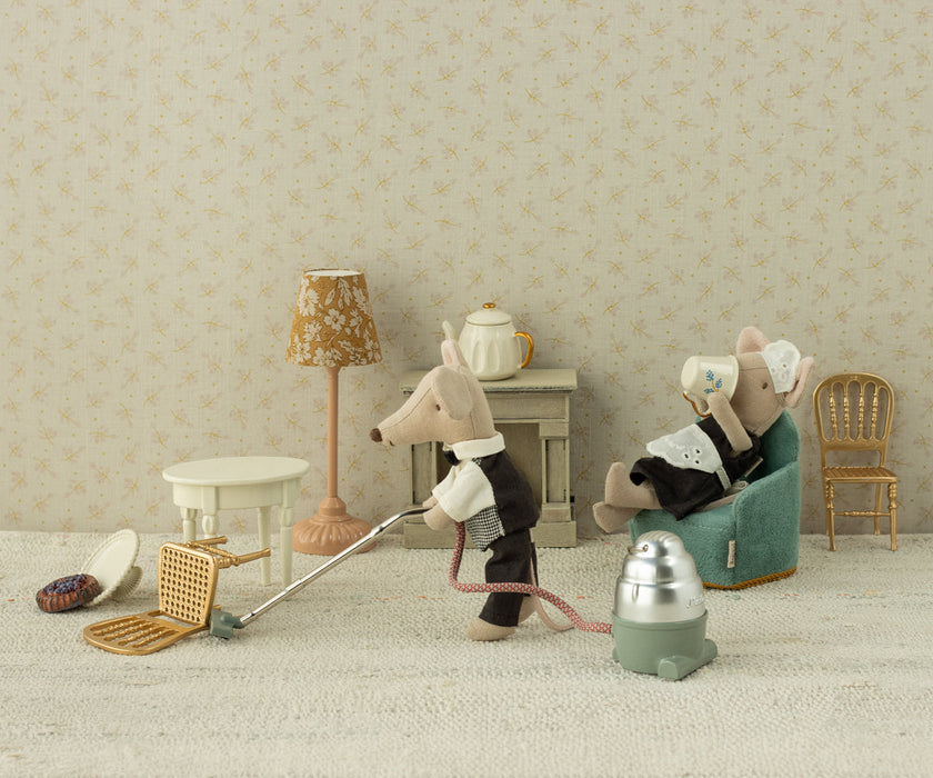 Waiter Mouse, Big Brother