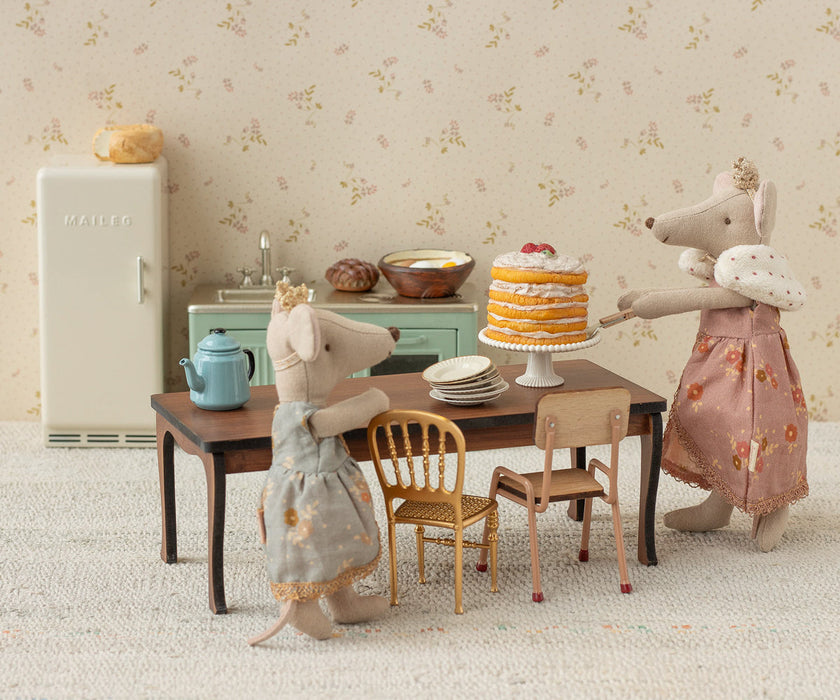 Party cake and cake stand, Mouse
