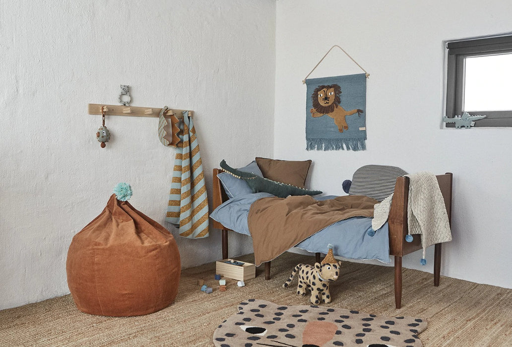 Wallhanger-Jumping Lion